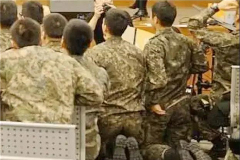 当性感女团遇到韩国士兵，少不了一场原始大狂欢15